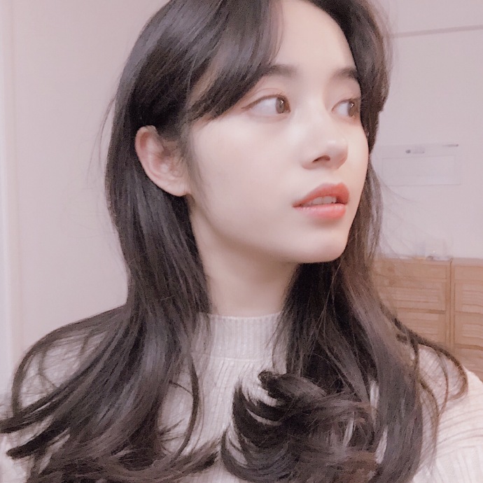 瓜子脸美女留着中长发唯美自拍照