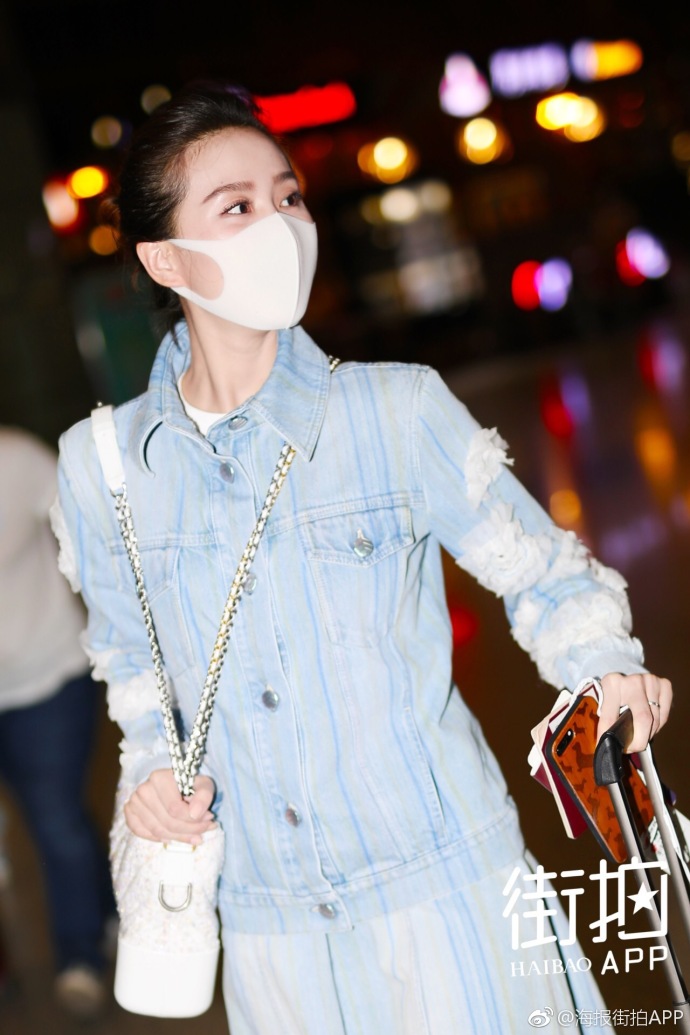 北京美女明星刘诗诗现身机场前往巴黎CHANEL早春