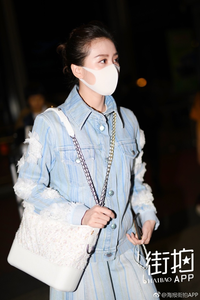 北京美女明星刘诗诗现身机场前往巴黎CHANEL早春