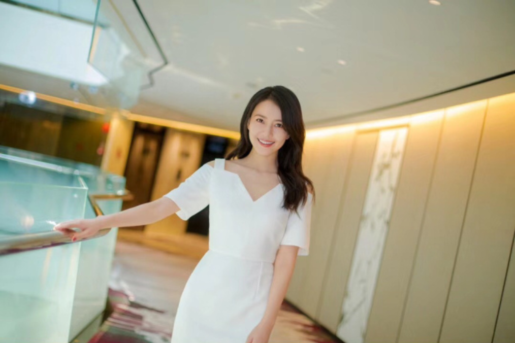 大眼美女明星高圆圆白裙露香肩女神范十足现身