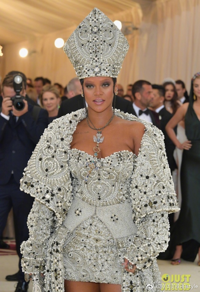 欧美美女明星Rihanna女王造型出席2018Met Gala红毯