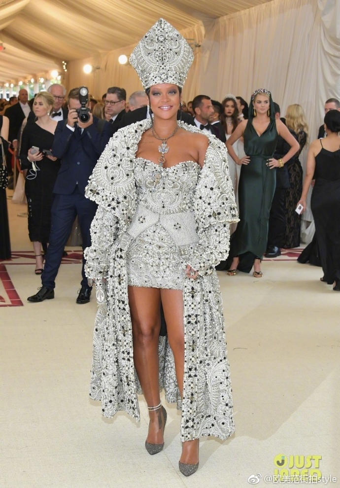 欧美美女明星Rihanna女王造型出席2018Met Gala红毯