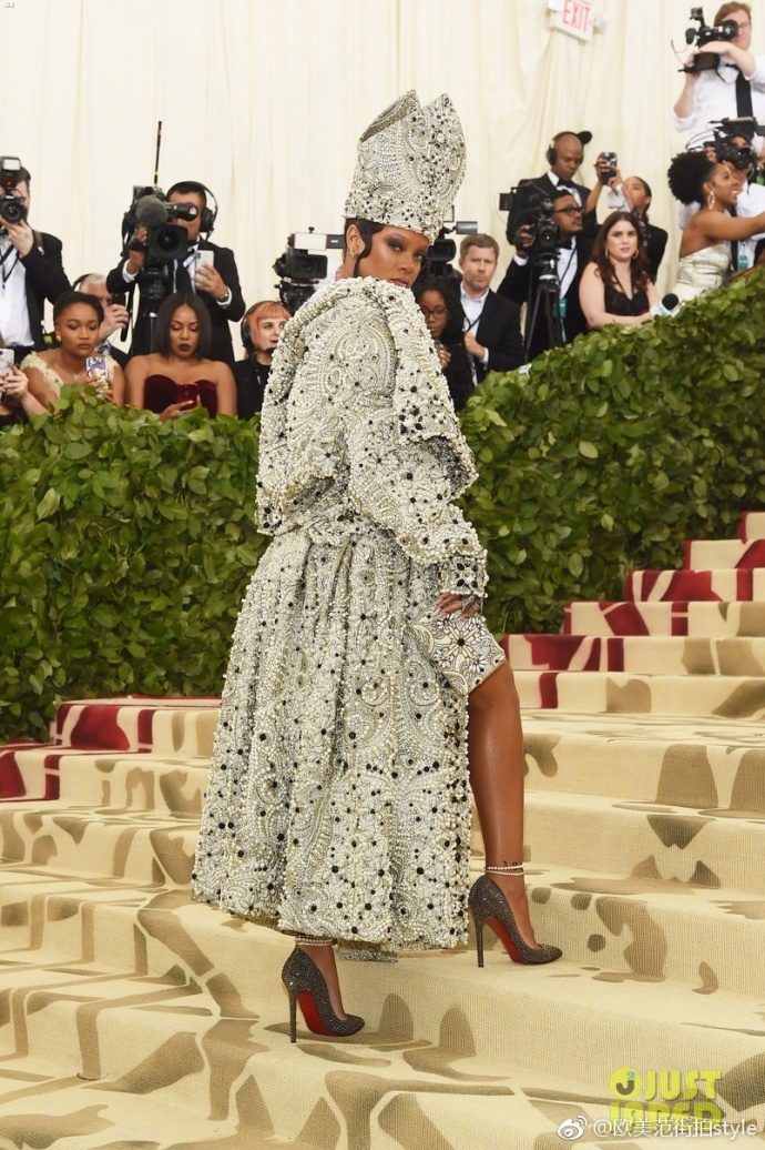 欧美美女明星Rihanna女王造型出席2018Met Gala红毯