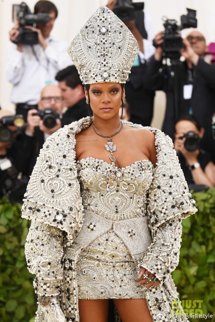 欧美美女明星Rihanna女王造型出席2018Met Gala红毯