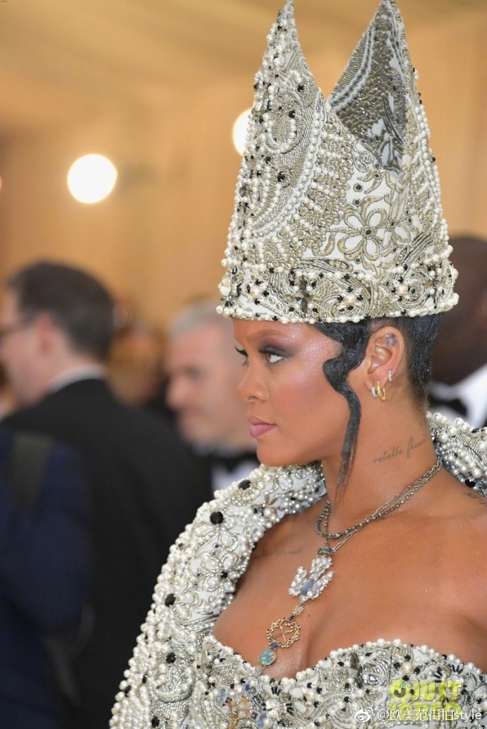 欧美美女明星Rihanna女王造型出席2018Met Gala红毯