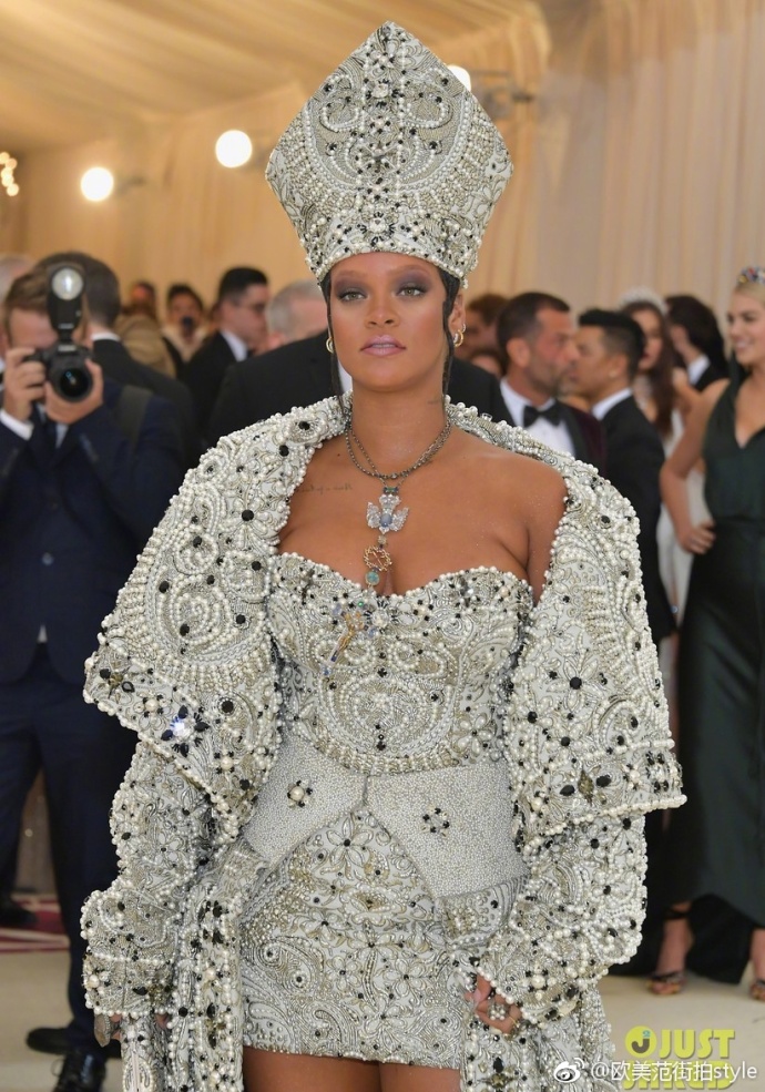欧美美女明星Rihanna女王造型出席2018Met Gala红毯