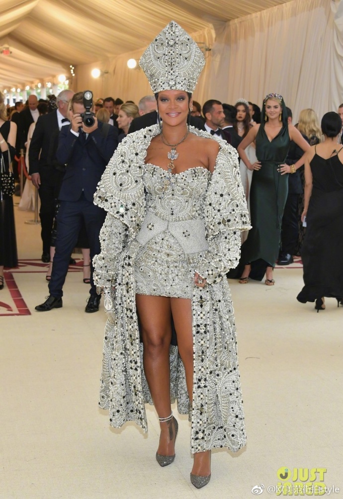 欧美美女明星Rihanna女王造型出席2018Met Gala红毯