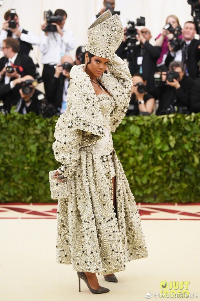 欧美美女明星Rihanna女王造型出席2018Met Gala红毯