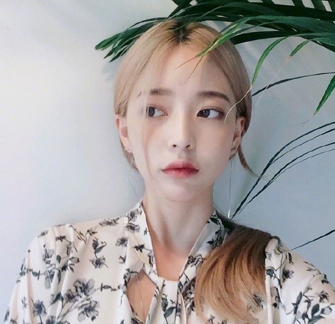 超显气质的浅色系发色美女自拍照