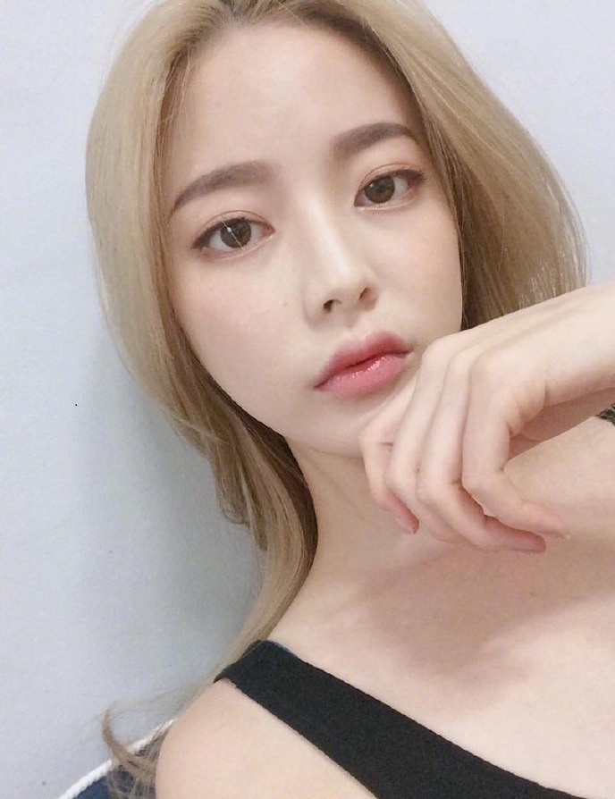 超显气质的浅色系发色美女自拍照