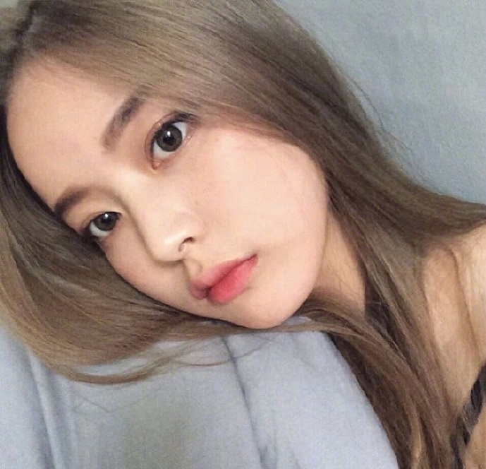 超显气质的浅色系发色美女自拍照