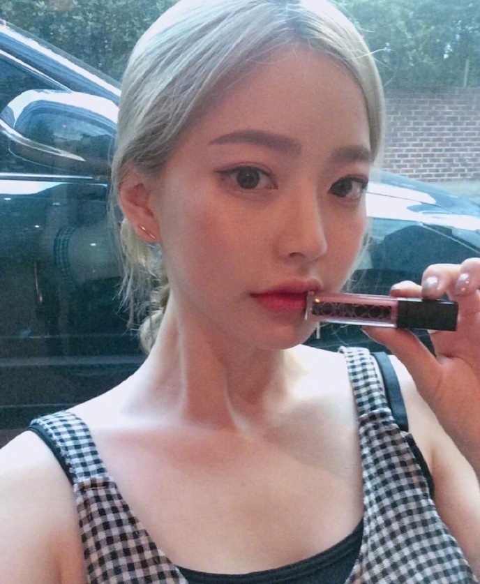 超显气质的浅色系发色美女自拍照