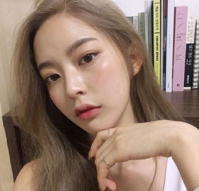 超显气质的浅色系发色美女自拍照