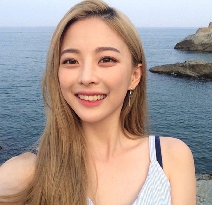 超显气质的浅色系发色美女自拍照