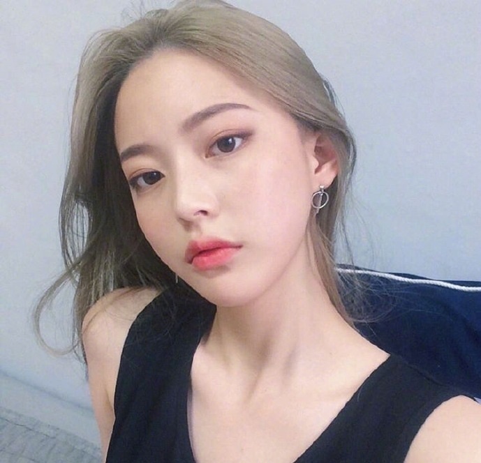 超显气质的浅色系发色美女自拍照