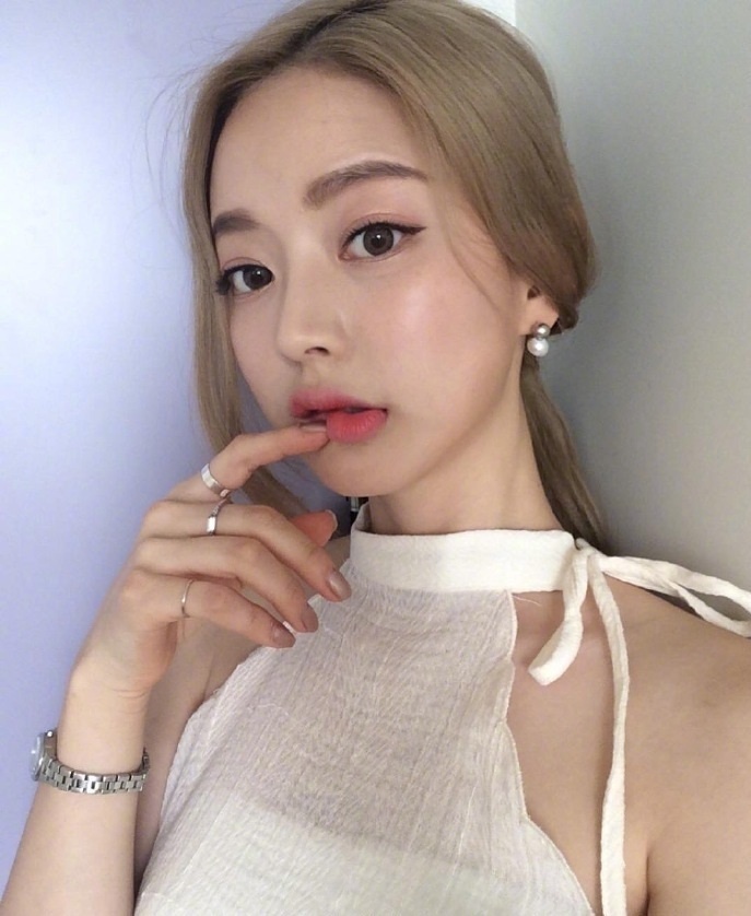 超显气质的浅色系发色美女自拍照