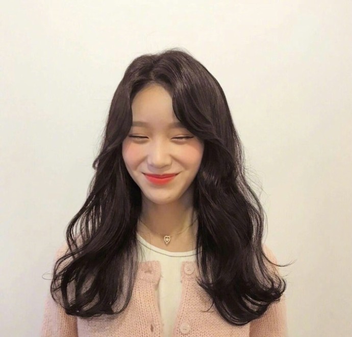 中长发美女自拍照_中长卷发发型参考