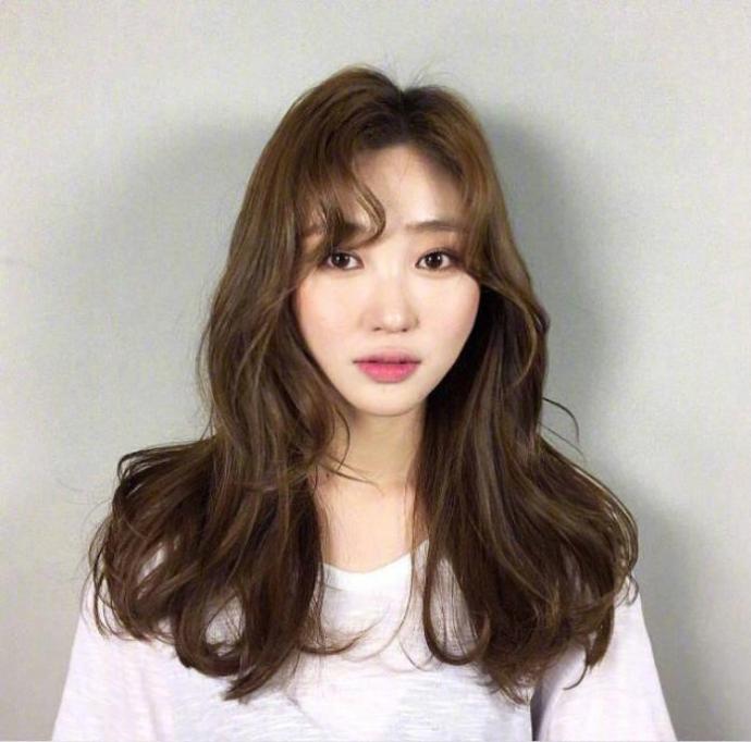 中长发美女自拍照_中长卷发发型参考