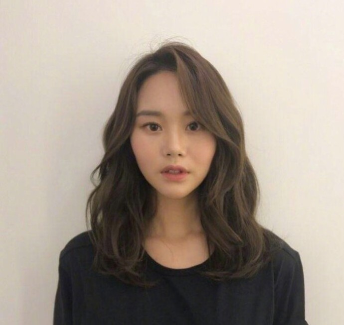 中长发美女自拍照_中长卷发发型参考