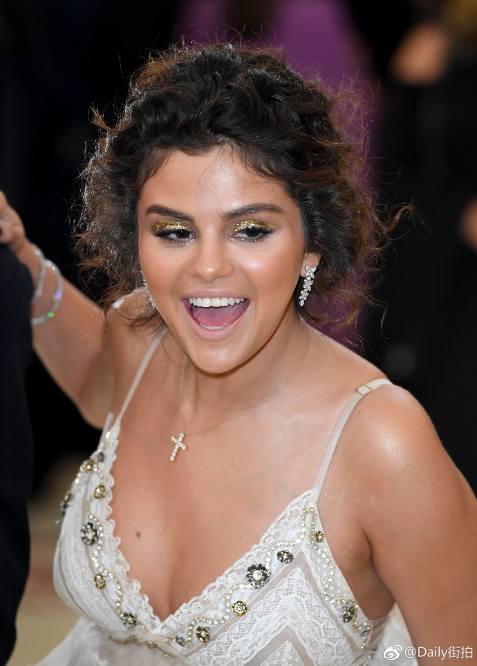 欧美美女明星傻脸娜Selena Gomez 现身 2018 Met Gala 高