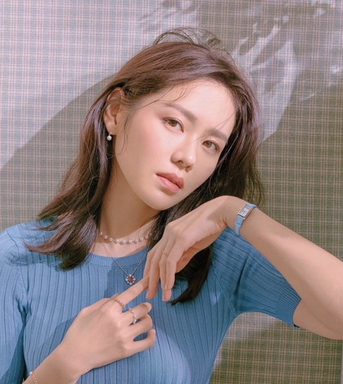 韩国美女明星孙艺珍温婉柔美写真