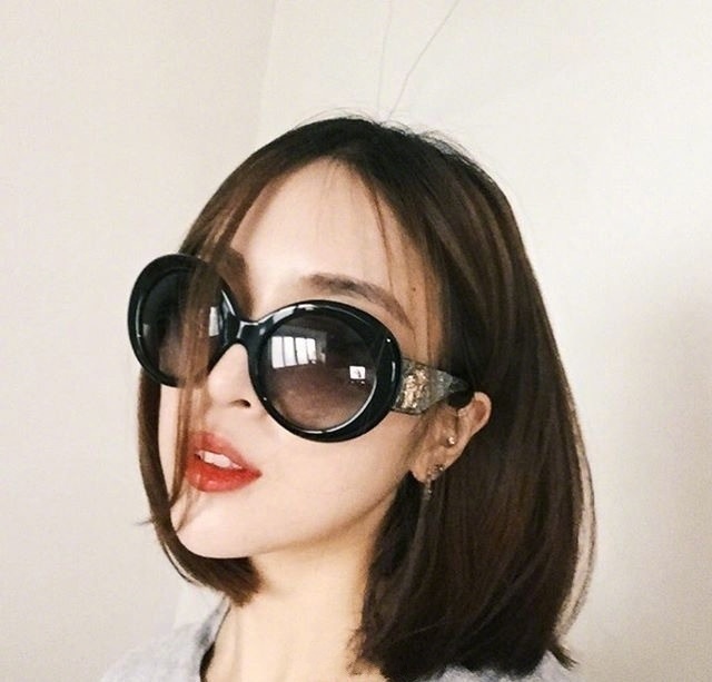 齐肩发美女自拍姿势Look