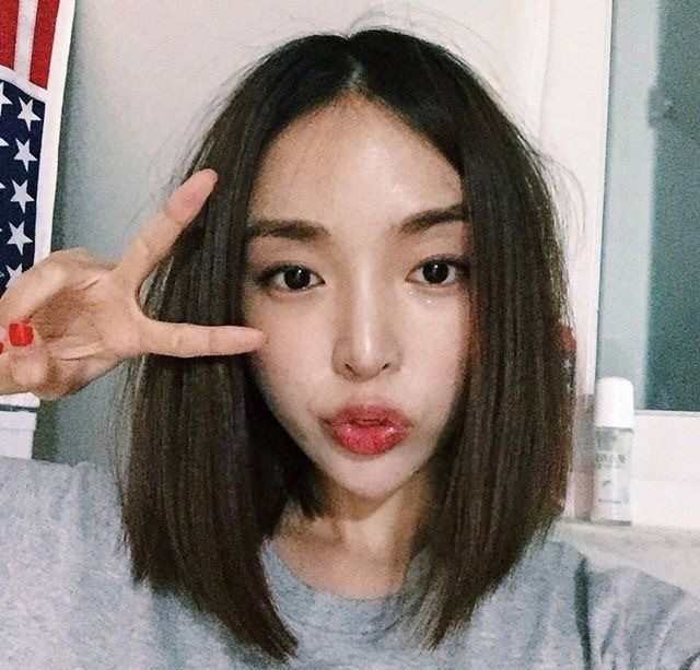 齐肩发美女自拍姿势Look