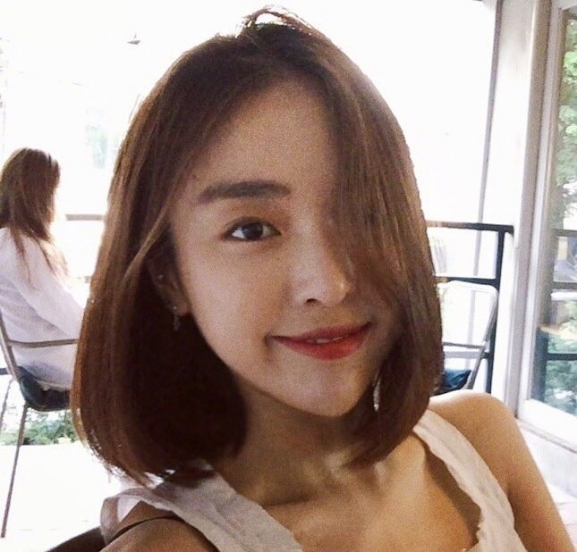 齐肩发美女自拍姿势Look
