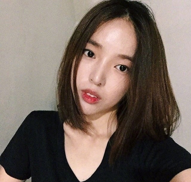 齐肩发美女自拍姿势Look