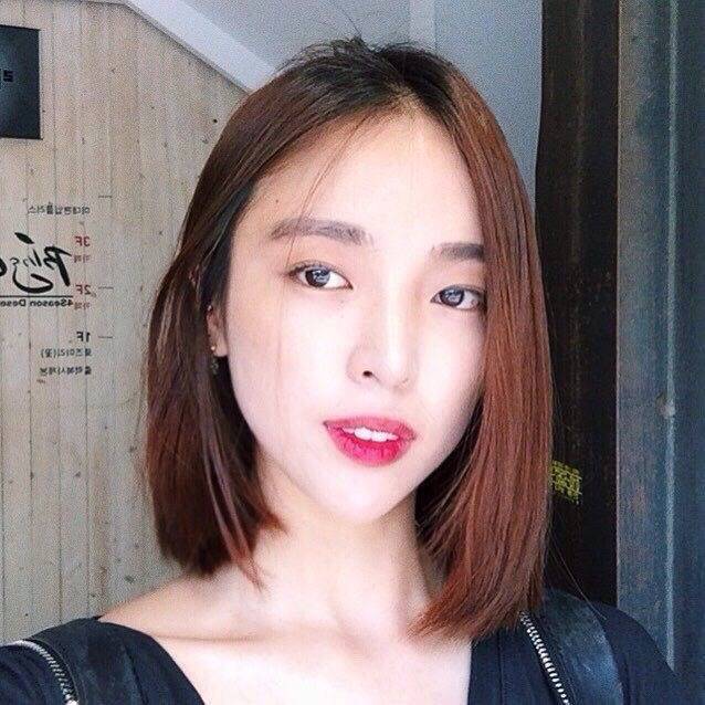 齐肩发美女自拍姿势Look