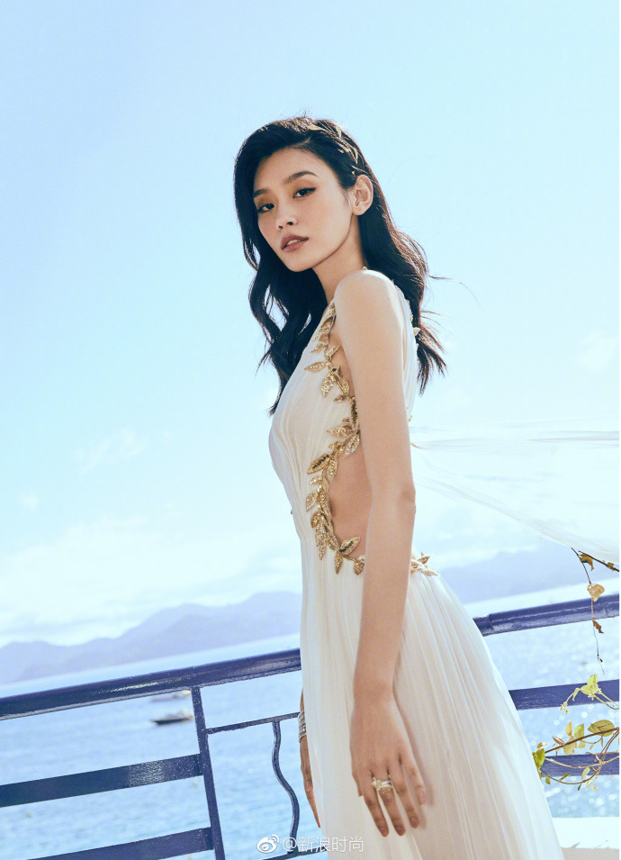 上海美女明星奚梦瑶白色露腰长裙现身戛纳红毯