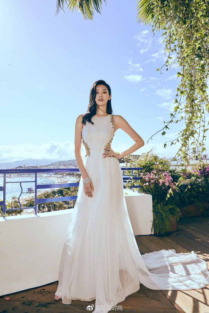 上海美女明星奚梦瑶白色露腰长裙现身戛纳红毯