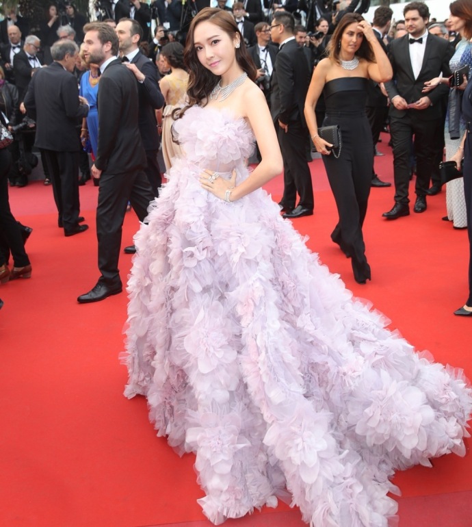 韩国美女明星郑秀妍淡紫色抹胸裙宛如花仙子现