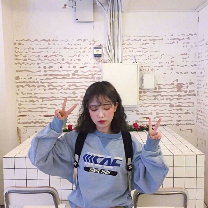 仙气满满的刘海卷烫造型美女自拍照