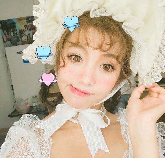 仙气满满的刘海卷烫造型美女自拍照