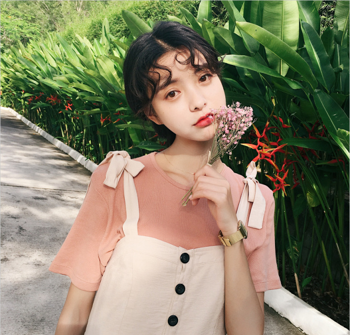 仙气满满的刘海卷烫造型美女自拍照