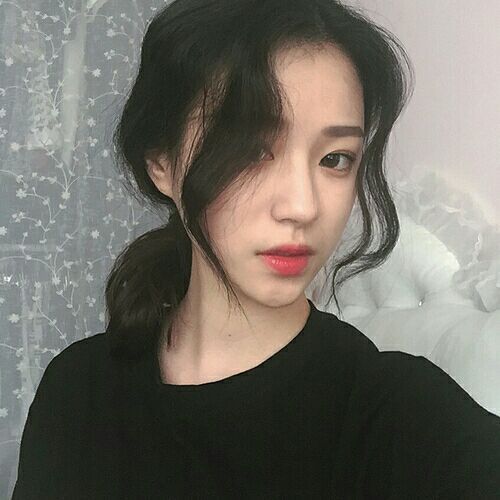 仙气满满的刘海卷烫造型美女自拍照