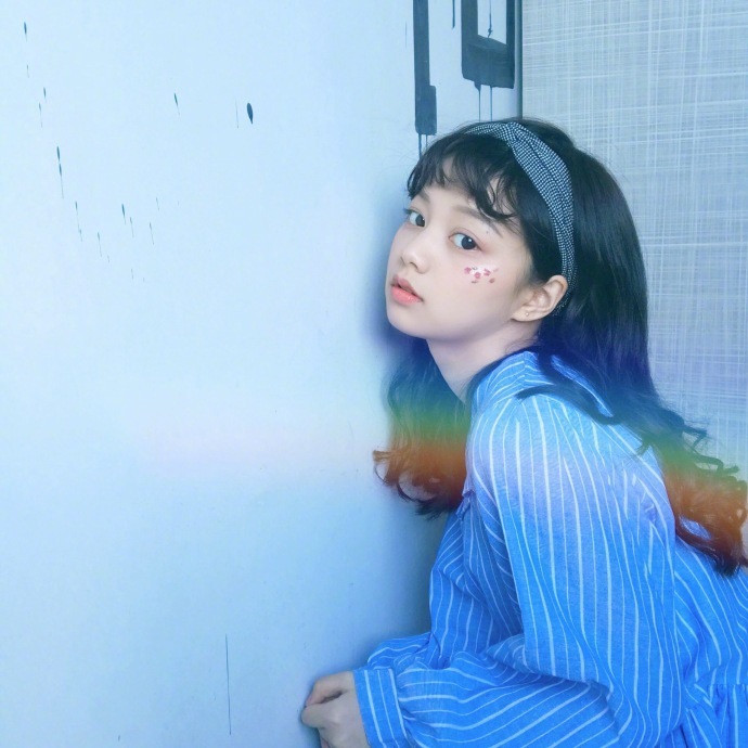 仙气满满的刘海卷烫造型美女自拍照