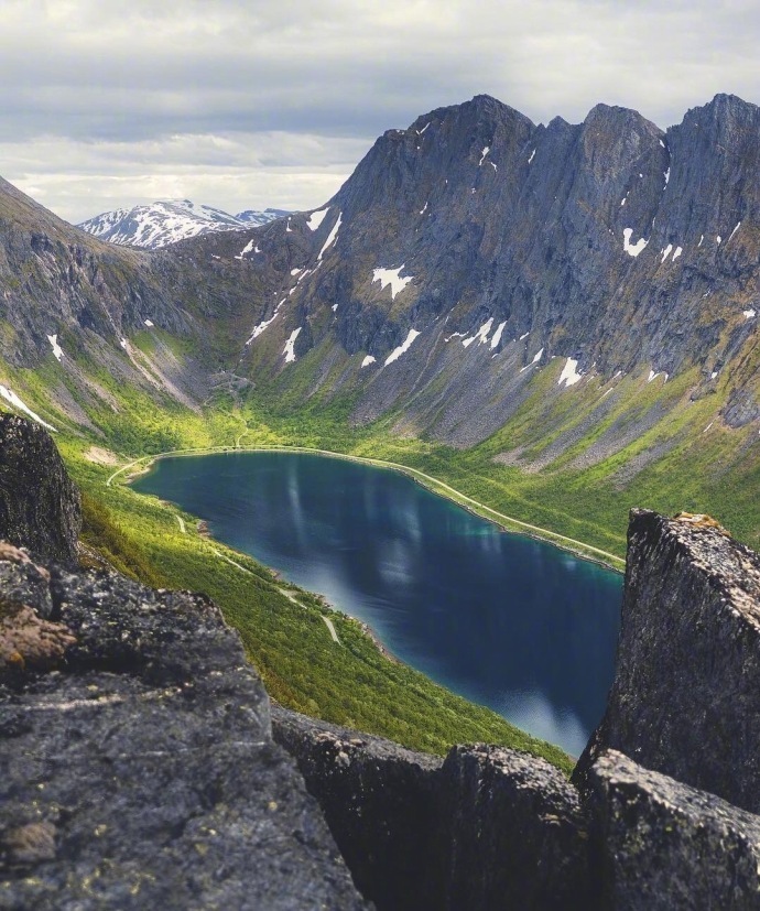 穿过挪威的森林去看世界尽头的绝美峡湾风景图
