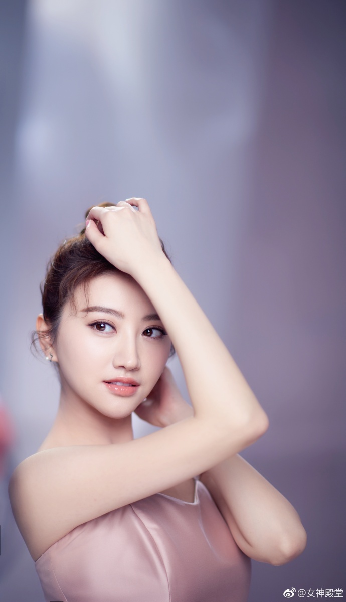 大眼美女明星景甜丸子头造型卖起萌来的大甜甜