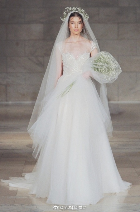 Reem Acra2018秋冬婚纱秀场满天星系列梦幻又唯美图