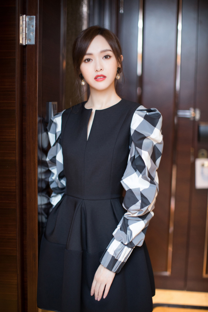 上海美女明星唐嫣哈尔滨出席宝岛眼镜活动