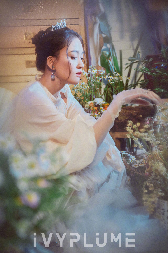 台湾美女明星陈乔恩身穿白色纱质长裙化身花房