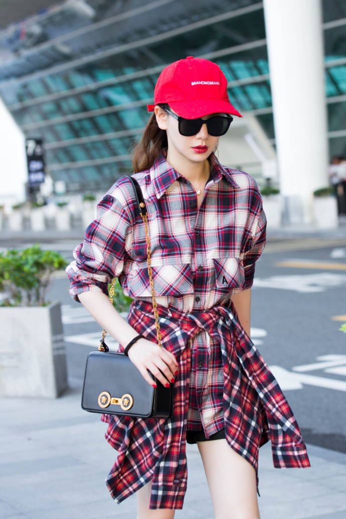 四川美女戚薇格纹装戴着红色棒球帽现身机场街