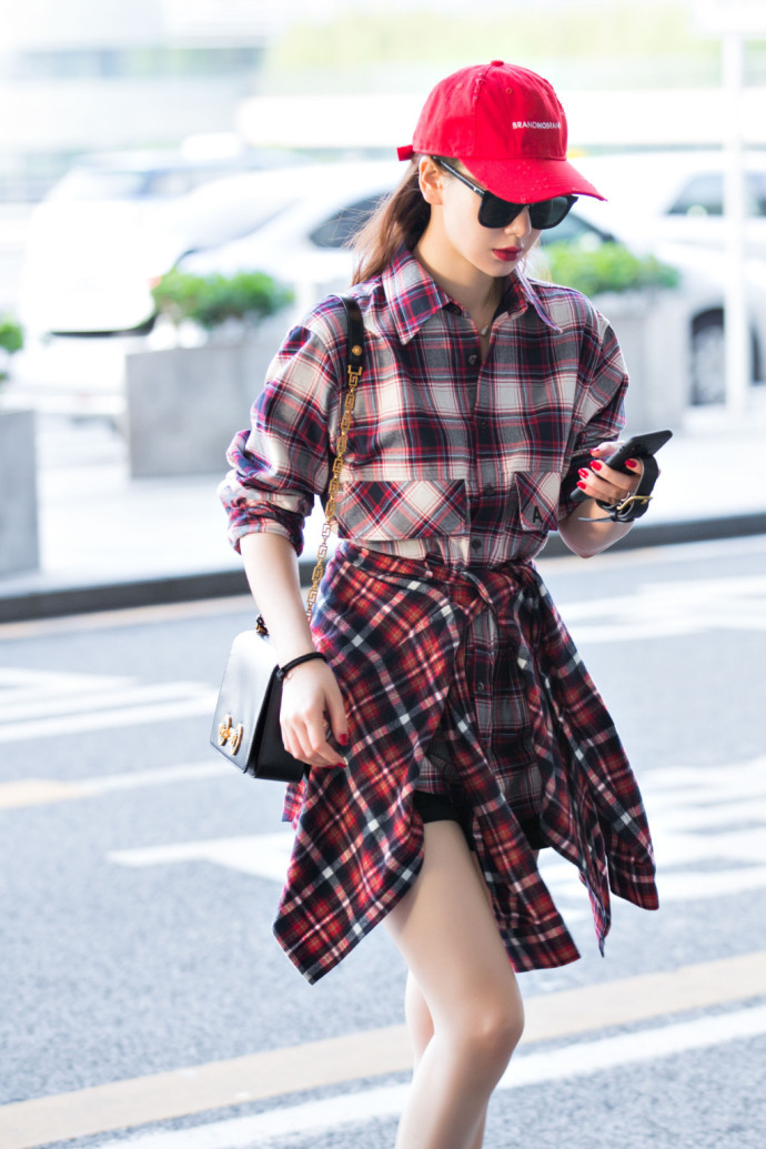 四川美女戚薇格纹装戴着红色棒球帽现身机场街