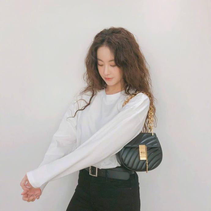 休闲随性风的长卷发美女自拍照,你也可以拥有这