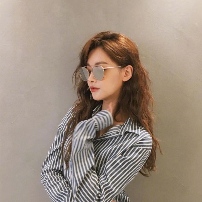 休闲随性风的长卷发美女自拍照,你也可以拥有这