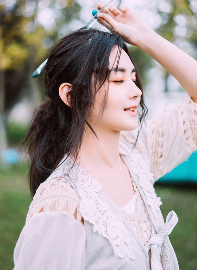 清纯美女户外文艺写真