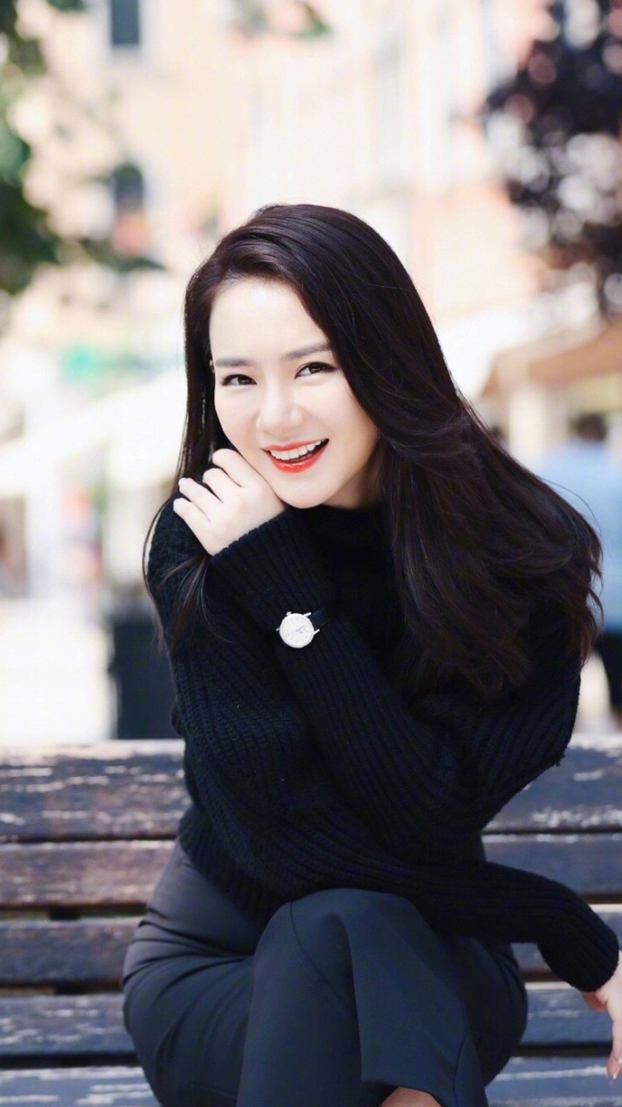 四川美女明星戚薇黑色高领毛衣冬季温暖写真