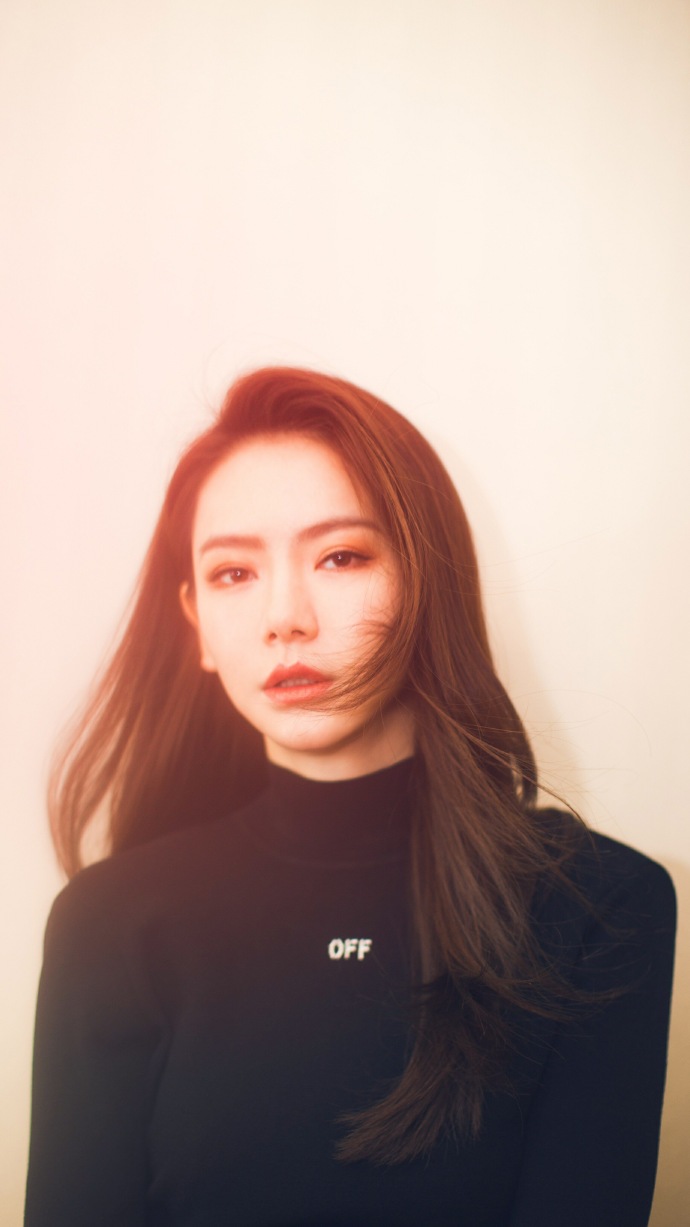 四川美女明星戚薇黑色高领毛衣冬季温暖写真